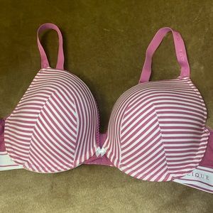 NWOT Cotton Boost Plunge Bra size 42B 
Wide lacey band with striped colors 💖🤍